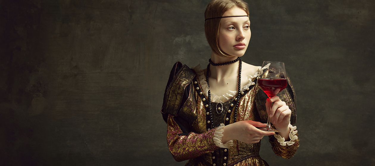 Retrato da campanha Reis Vinhos: mulher em traje renascentista com uma taça de vinho tinto